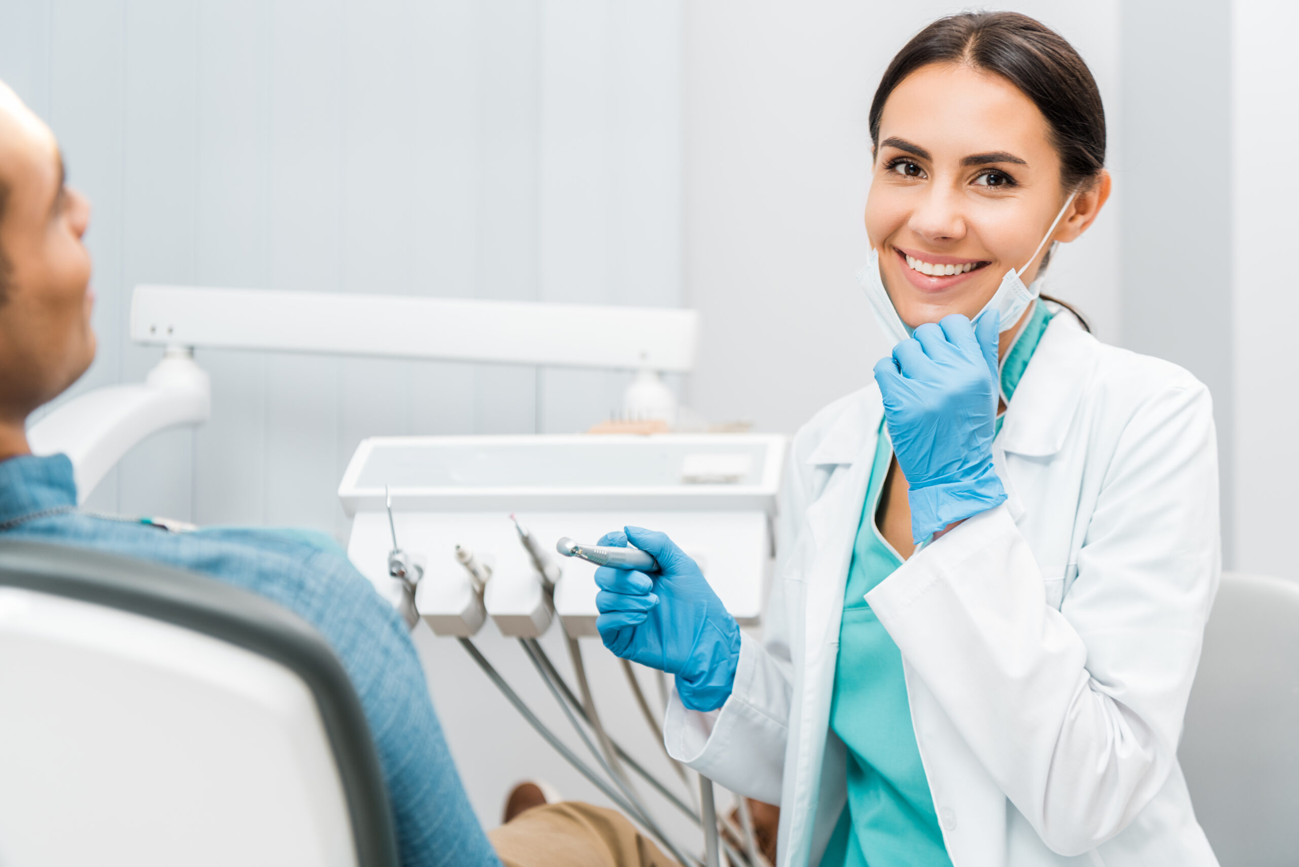 Choosing a Dental Implant Specialist: What Qualifications and Experience to Look For