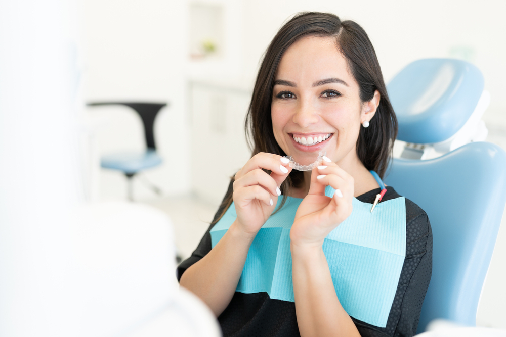Smiling,Beautiful,Caucasian,Mid,Adult,Woman,Holding,Invisible,Orthodontic,Retainer